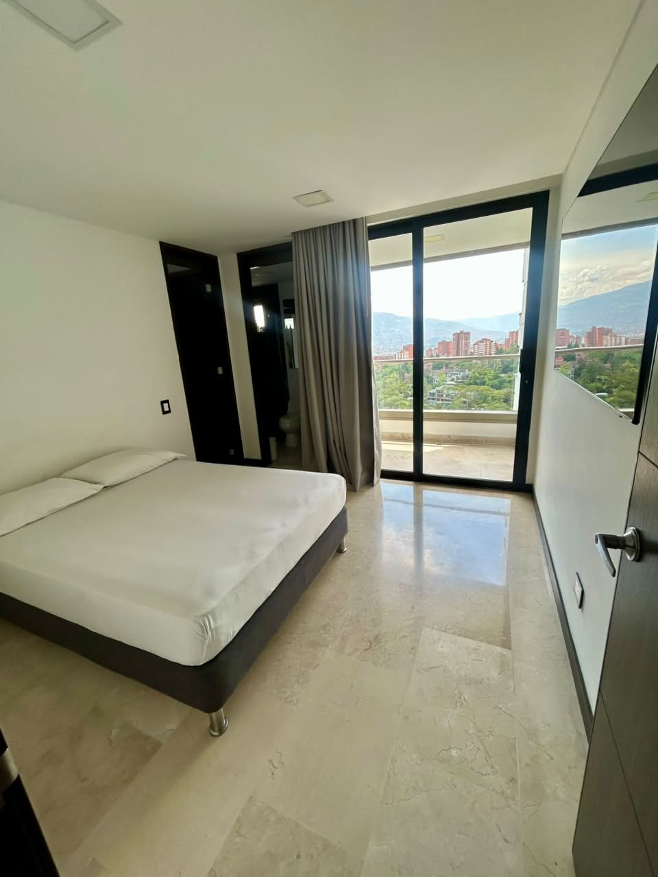 Habitación con salida al balcón y vista a la ciudad — Apartamento Categoría G hasta 14 personas