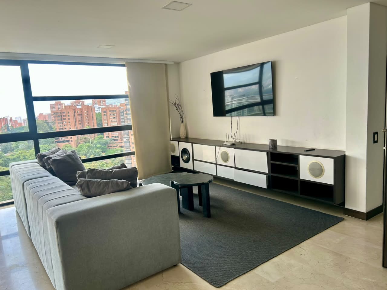 Sala del Apartamento Categoría G con vista a la ciudad — CH Elite Group, El Poblado Medellín