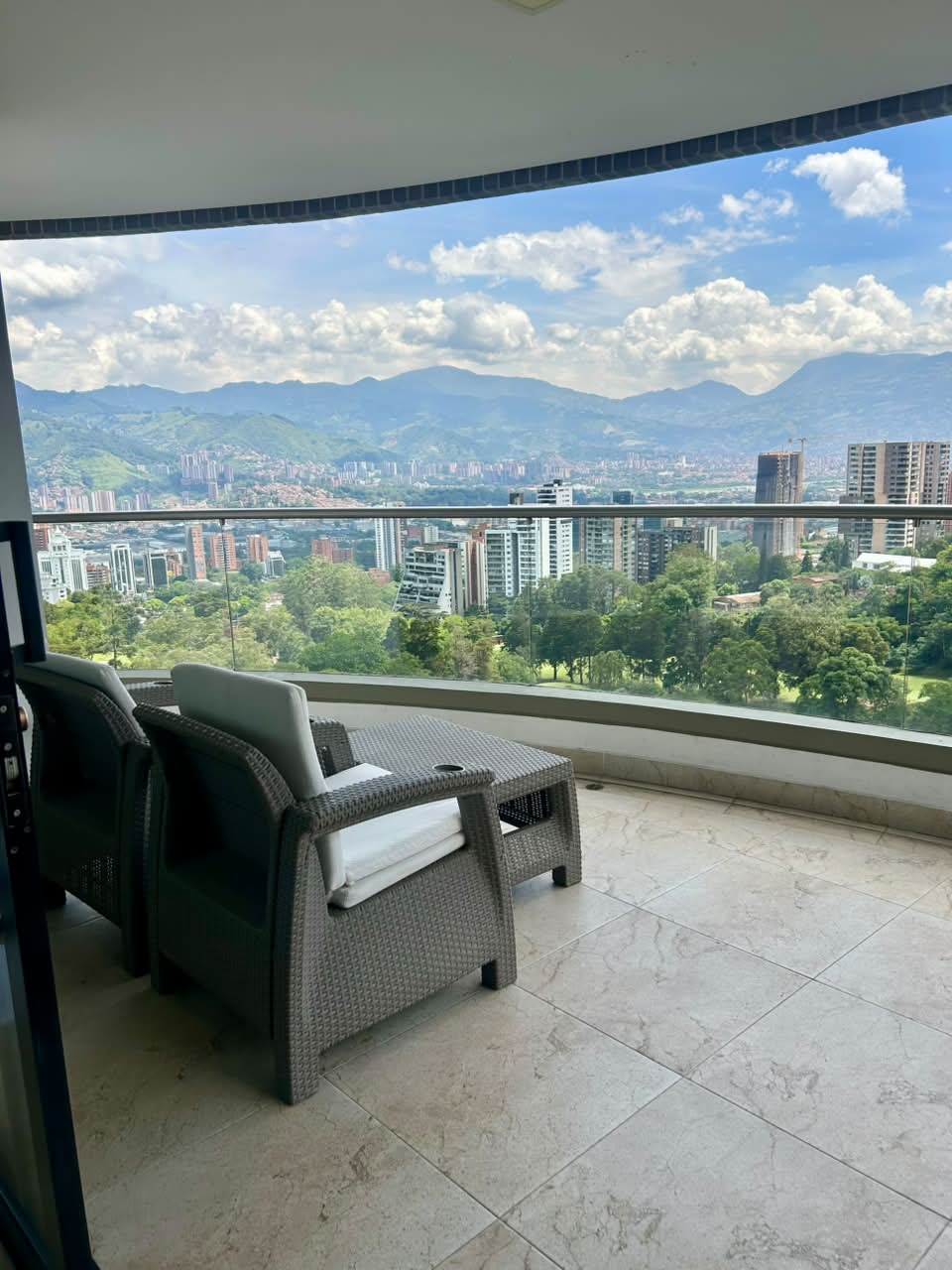Balcón con vista panorámica a Medellín y las montañas — Apartamento Categoría G, Cielo Campestre