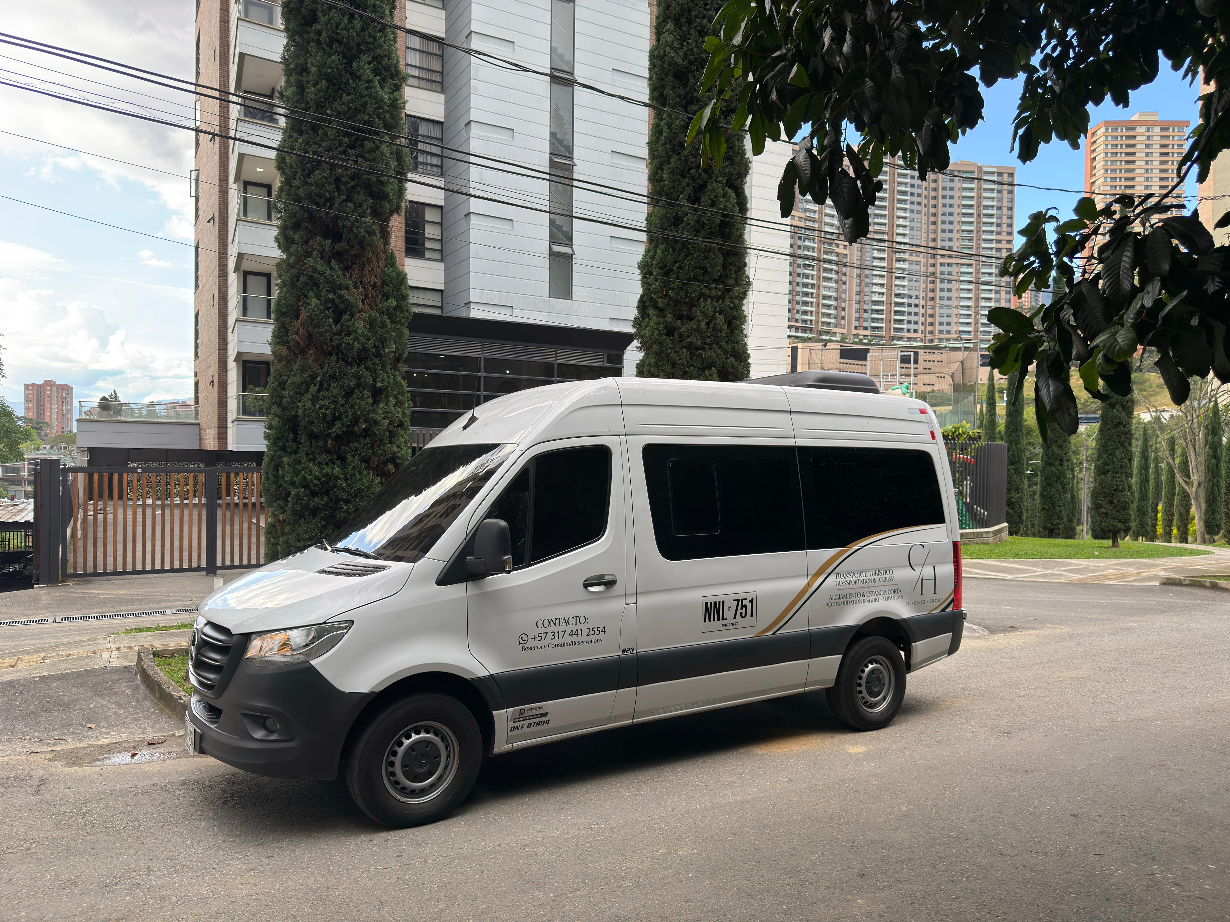Servicio de transporte de lujo van Mercedes Benz Medellín