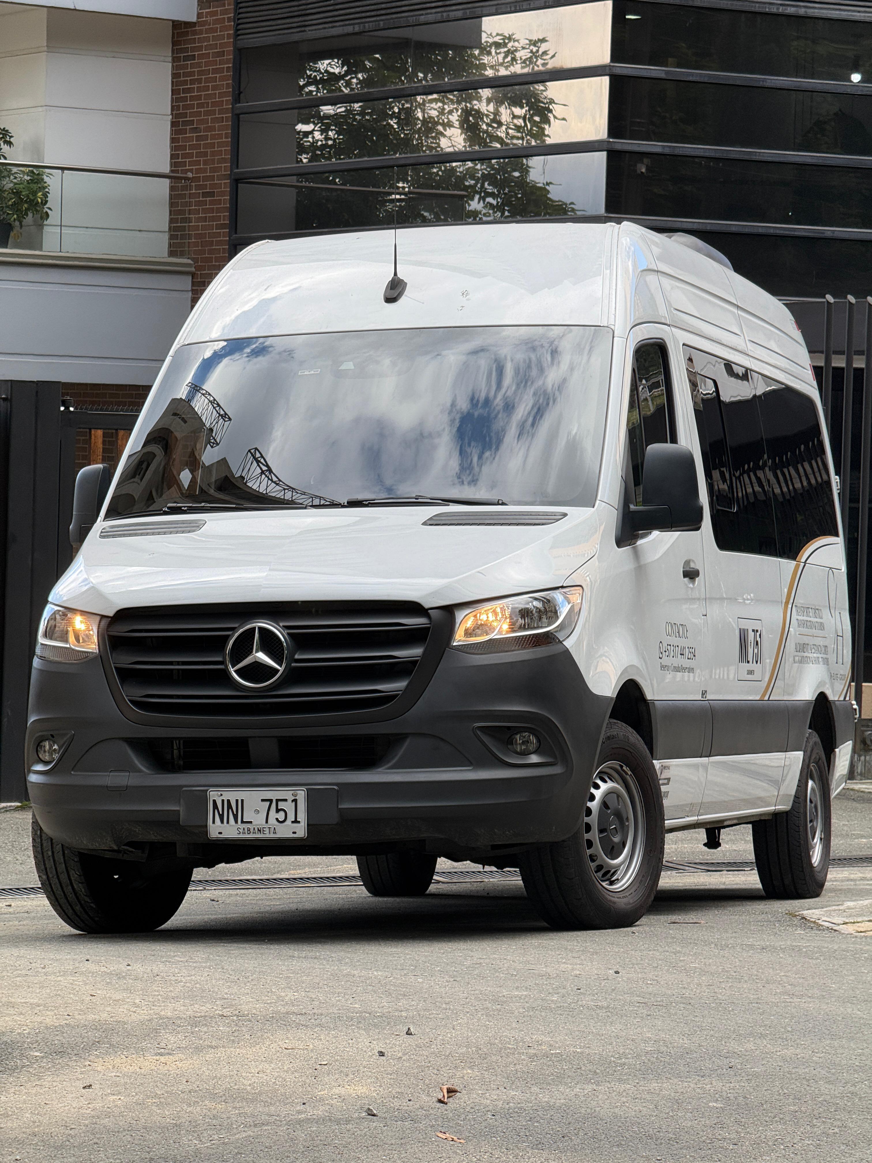 Van Mercedes Benz 14 pasajeros tours y aeropuerto Medellín